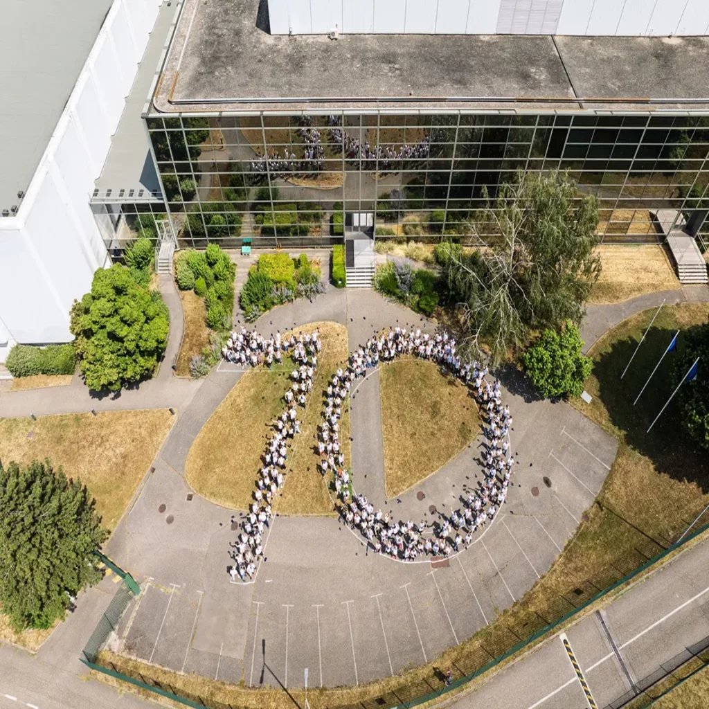 photo de groupe aérienne pour les 70 ans d'une entreprise grenobloise