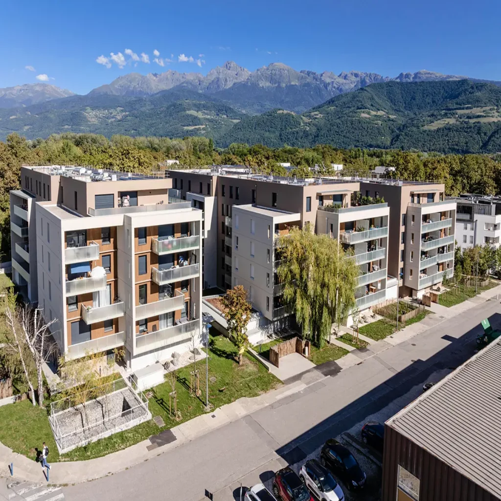 ensemble immobilier vue d'un drone sur fond de Belledonne