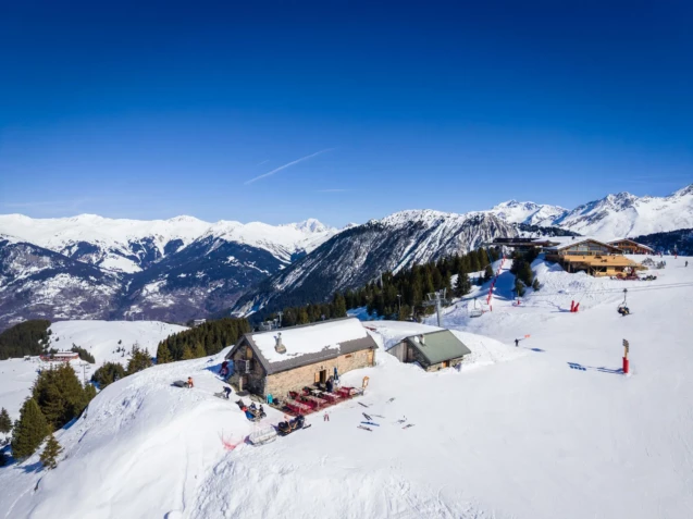 photo aérienne sur les pistes de courchevel
